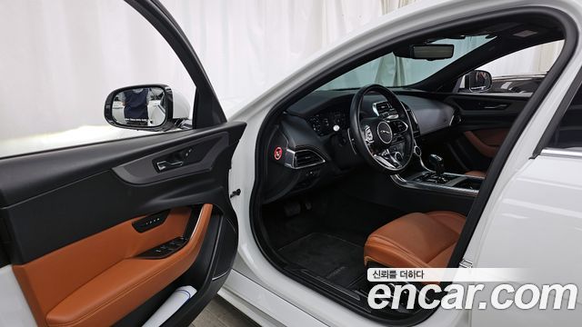 Jaguar XE 2020 — photo 13