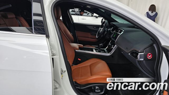 Jaguar XE 2020 — photo 17