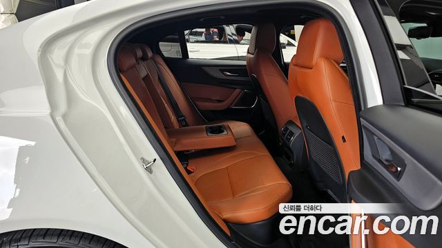 Jaguar XE 2020 — photo 18