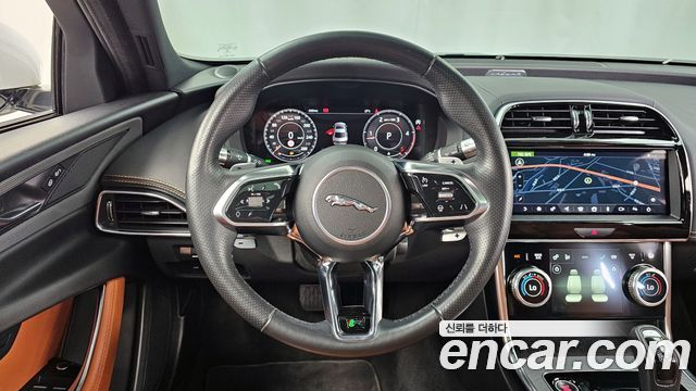Jaguar XE 2020 — photo 19