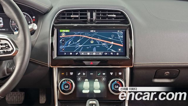 Jaguar XE 2020 — photo 20