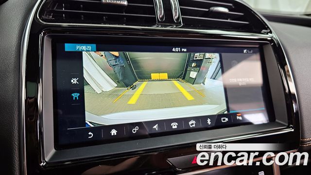 Jaguar XE 2020 — photo 21