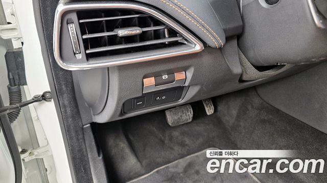 Jaguar XE 2020 — photo 22