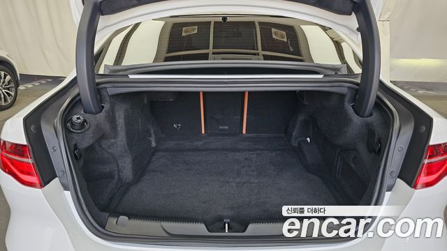 Jaguar XE 2020 — photo 26