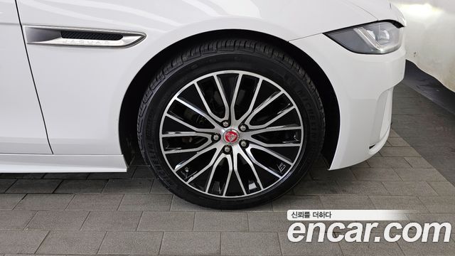 Jaguar XE 2020 — photo 7