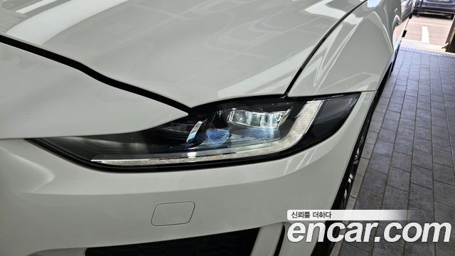 Jaguar XE 2020 — photo 8