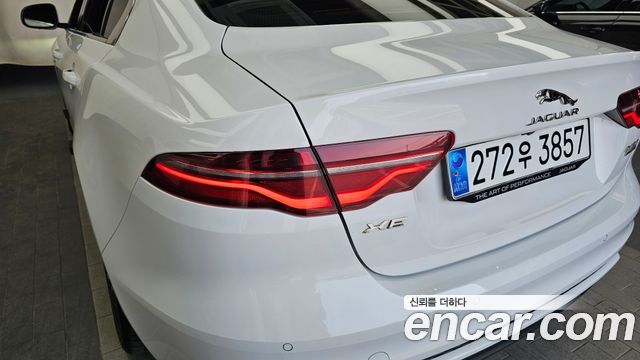 Jaguar XE 2020 — photo 9
