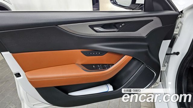 Jaguar XE 2020 — photo 14
