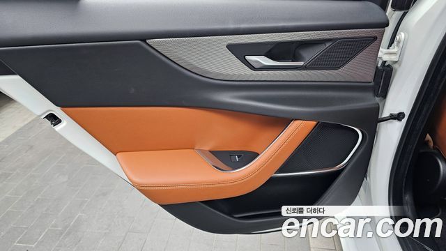 Jaguar XE 2020 — photo 15