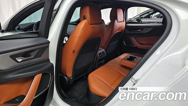 Jaguar XE 2020 — photo 16