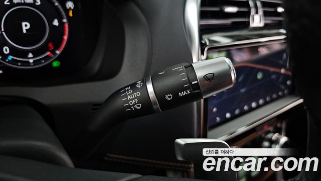Jaguar XE 2020 — photo 28