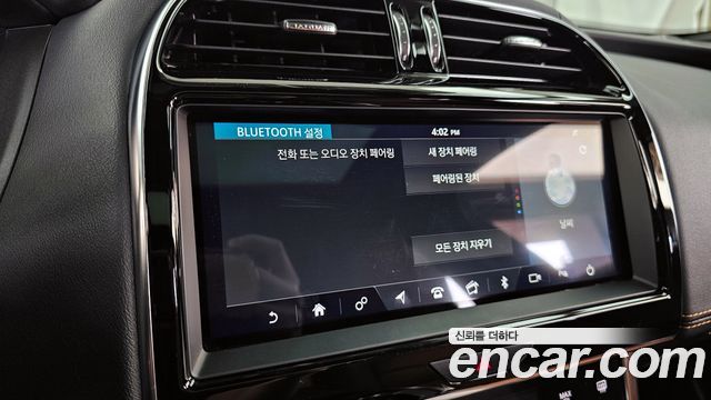 Jaguar XE 2020 — photo 31