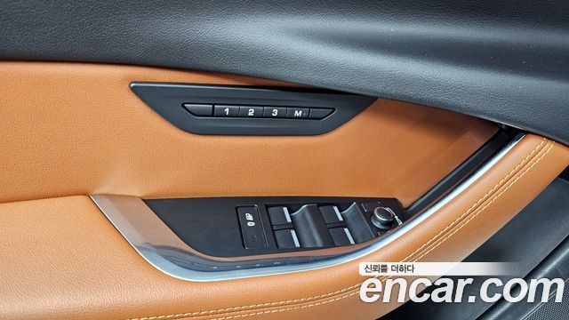 Jaguar XE 2020 — photo 32