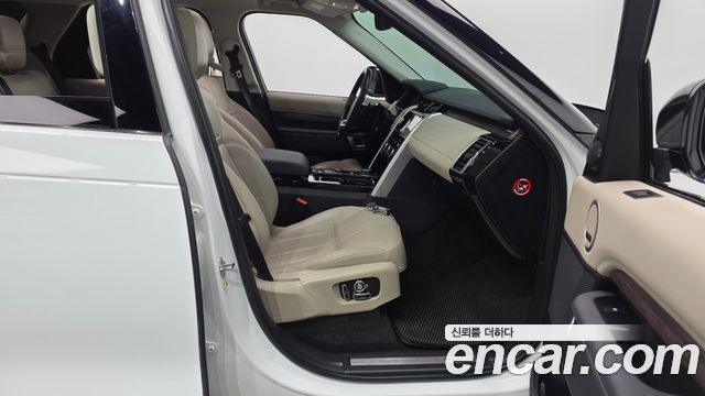 Land Rover Discovery 2019 — photo 16