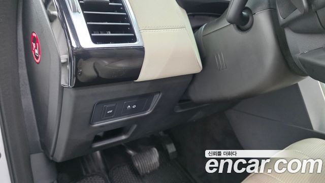 Land Rover Discovery 2019 — photo 28