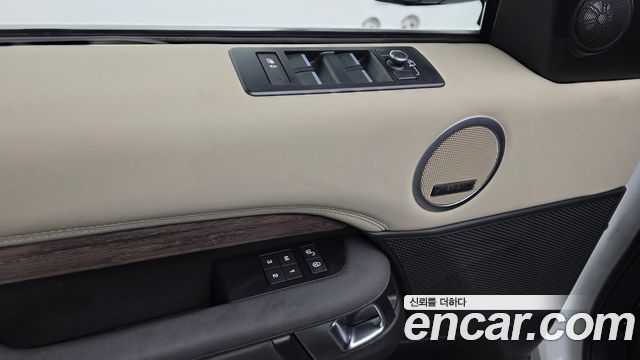 Land Rover Discovery 2019 — photo 33