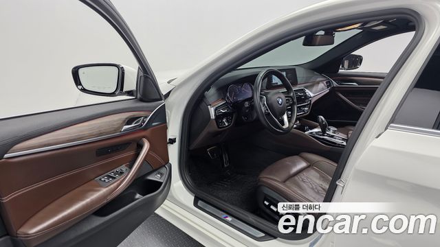 BMW 5-Series 2018 — photo 13