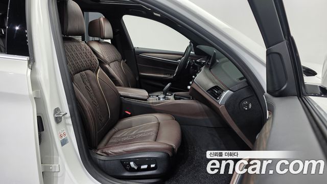 BMW 5-Series 2018 — photo 17