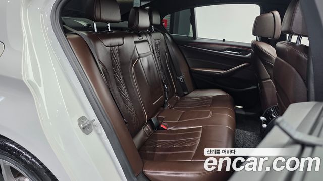 BMW 5-Series 2018 — photo 18