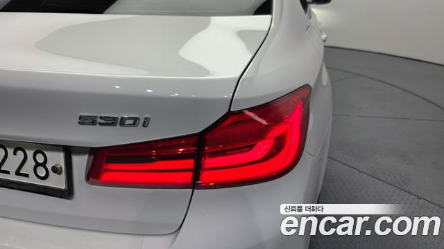 BMW 5-Series 2018 — photo 9
