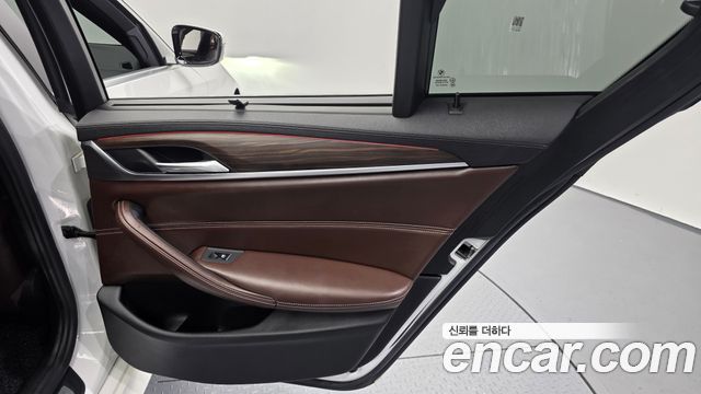 BMW 5-Series 2018 — photo 15