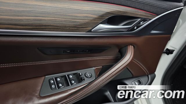 BMW 5-Series 2018 — photo 32