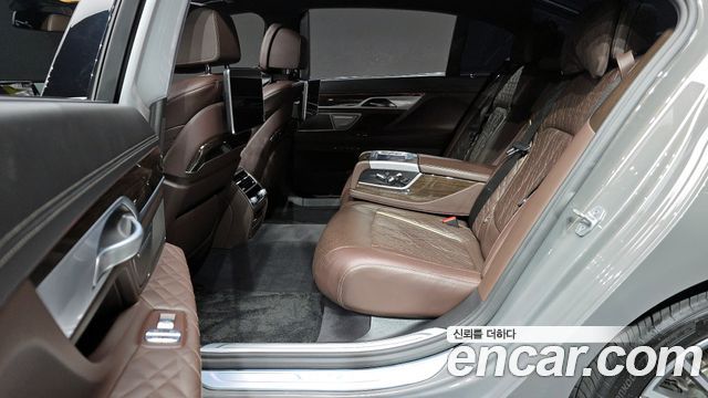 BMW 7-Series 2020 — photo 18