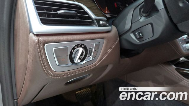 BMW 7-Series 2020 — photo 30
