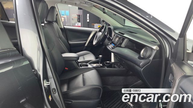 Toyota RAV4 2018 — photo 11