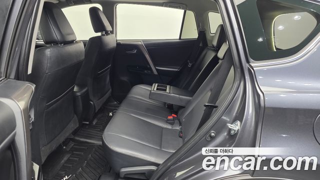 Toyota RAV4 2018 — photo 12