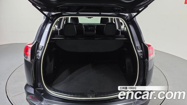 Toyota RAV4 2018 — photo 20