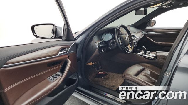 BMW 5-Series 2018 — photo 10