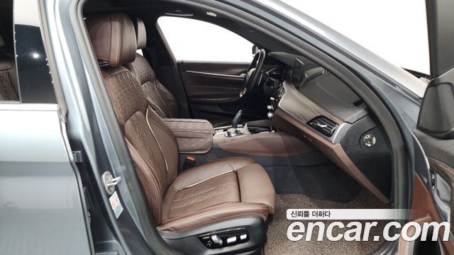 BMW 5-Series 2018 — photo 11