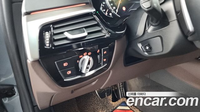 BMW 5-Series 2018 — photo 15