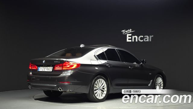 BMW 5-Series 2018 — photo 2