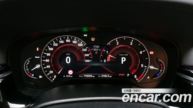 BMW 5-Series 2018 — photo 11