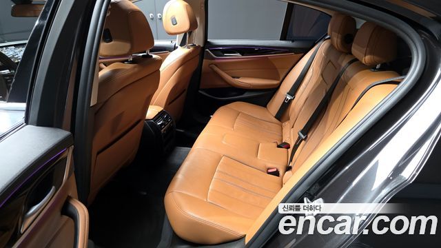 BMW 5-Series 2018 — photo 17