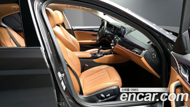 BMW 5-Series 2018 — photo 18