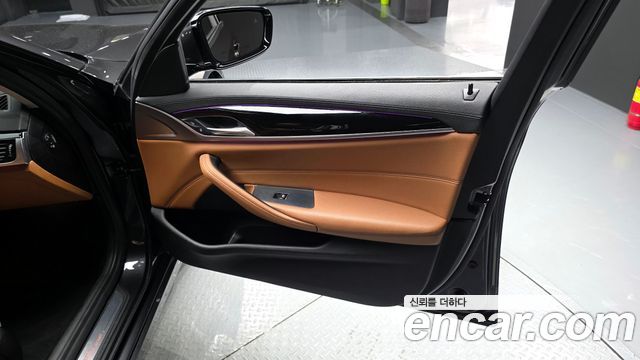 BMW 5-Series 2018 — photo 14