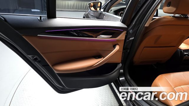 BMW 5-Series 2018 — photo 15