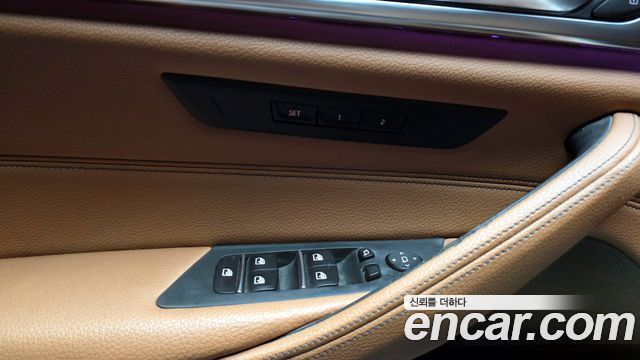 BMW 5-Series 2018 — photo 32