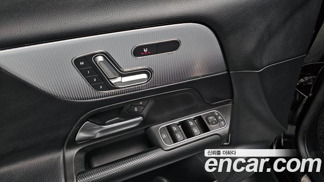 Mercedes-Benz GLB-Class 2021 — photo 18