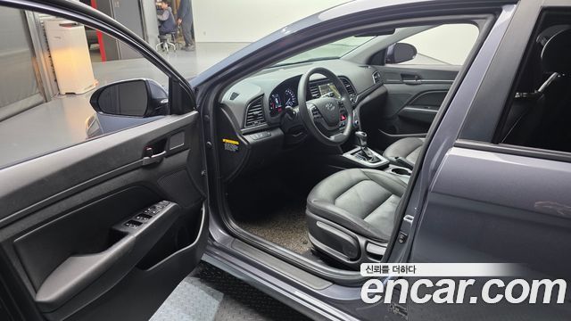 Hyundai AVANTE 2018 — photo 13
