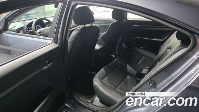 Hyundai AVANTE 2018 — photo 17
