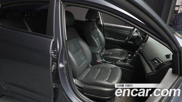 Hyundai AVANTE 2018 — photo 18