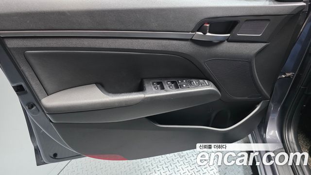 Hyundai AVANTE 2018 — photo 14