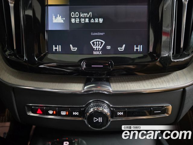 Volvo XC60 2020 — photo 11