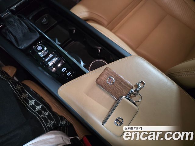 Volvo XC60 2020 — photo 12