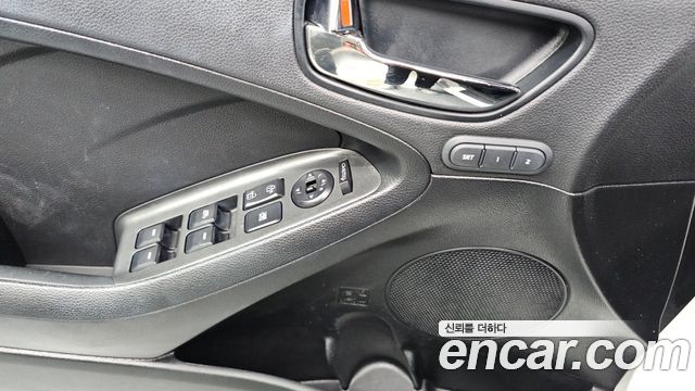 Kia K3 2013 — photo 22
