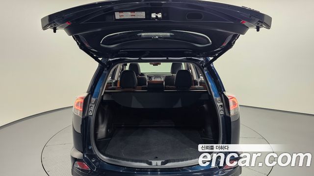Toyota RAV4 2018 — photo 23